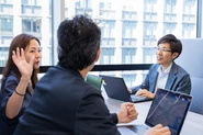 フリーアドレスなので、好きな席で色々なグループ会社の人とも交流できます♪