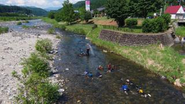 オフィス前を流れる藤琴川と子どもたちのツアー