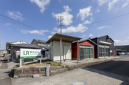 こちらが鹿児島県日置市の本社です。古い工場をリノベーションしてオフィスとして使っています。
