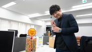 チュッパチャップスは社長のアイデアで設置されました！お菓子や飲み物は食べ飲み自由です。