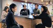 カフェスペースで談笑中