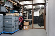 片付いてないですが、機材庫＆サーバー室です。数百万円もするカメラなどが保管されています。