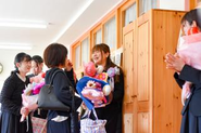 先生と親御さんたちも、一緒に涙した卒園式