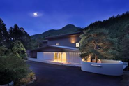 叶KANOUYA四万温泉:川に面したオーベルジュホテル