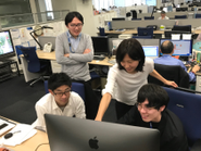 記者とデザイナー同士が、自由にアイデアを出し合う職場環境