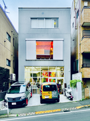 世田谷にある本社ビル。この時から壁画を外に入れたりして、また雰囲気が変わっています。