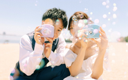 思い出の場所でのロケーション撮影も。撮影前には念入りに打ち合わせをします。
