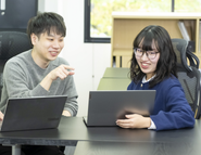 先輩が後輩に教えている様子。少数で気のいい人間が集まる職場です。