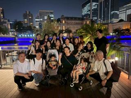 定期的に社員が集まる飲み会も開催しているため、業務外でもコミュニケーションを取れるような環境です！普通の居酒屋だけでなく屋形船で飲み会を行ったり、忘年会ではビンゴゲームを行ったりなど全員が楽しめるような企画も盛りだくさんです。