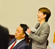 理念を体現し続ける、第２の両親的存在＾＾である山田浩之会長（左）、山田千鶴子社長（右）。トップ自らが「知行合一」「言行一致」で率先垂範する姿がシャンペンタワーとして全スタッフへ想いと行動で受け継がれている！みなさんにも、２人の熱いメッセージを直接聞いて欲しい♪