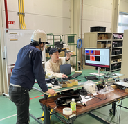 案件によっては、パートナの工場に足を運んで、共同開発します。大型案件が増えてきたので、現場での開発も積極的に行なっています。