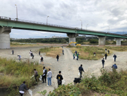 キャンプ座間や大東文化大学生と相模川のごみ集め