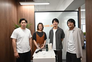 一緒に働くメンバーと商品写真