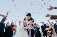 高額じゃなくても、豪華じゃなくても、結婚式はこんなに自由で、祝福に満ちたものにできる。