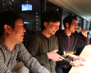 打ち合わせは、社内のソファやバーカウンターでなごやかに行われます。バーカウンターの向こう側には、冷えたソフトドリンクやビール、ワイン、日本酒、焼酎、ウイスキー、テキーラなどが揃っています。
