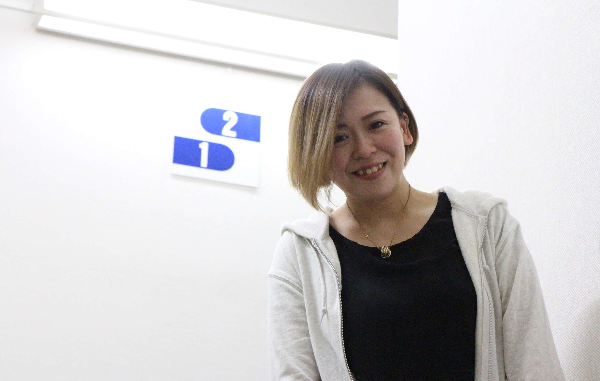 金髪・ネイル・カラコン 三種盛りのスゴイ女性が入社しました　～ First Lady @ Asilla ～