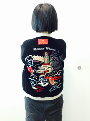 採用部門長の白川。スカジャン着用。