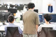 開発メンバーは週3日出社し、オフィスで顔を合わせながら作業をしています。