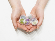 従業員1人1人も、お客様の喜ぶ顔を思い浮かべながら、妥協しない商品提供を続けています。小さな丸いケースには、私たちのお客様への思いがたくさん詰まっています！