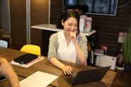楽しくお話しながらチェックイン