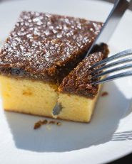 デンマーク伝統のお菓子ドリームケーキ。ブラウンシュガーを使ってカラメリゼしたココナッツをトッピング。