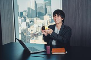 製品企画・開発からプロモーション、カスタマーサポートまで、商品製造・物流を除くすべての工程を自社で一貫して担っています。