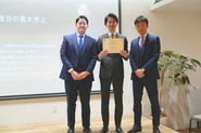半期ごとにの社内イベントでは表彰式を実施