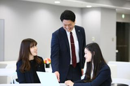 営業部以外の部署もワンフロアにまとまっており（※東京のみ）、部署の垣根を超えたコミュニケーションも取りやすい環境です。