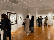 ▲「ほぼ日曜日」で開催された「ドラえもん１コマ拡大鑑賞展」（2021年）の様子。