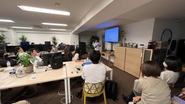 月に1回、東京のオフィスで開催される全社会。地方に住んでいるメンバーはオンラインで参加することが多いですが、数ヶ月に一度オフィスに来てオフラインで参加することも