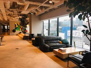 リモートワークを推奨しているため、出社頂くオフィスを持っていません。月に1度開くMTGは、GINZA SIXにあるWeWorkで行なっています。