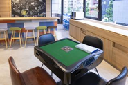 オフィスにはバーカウンターや麻雀卓も。コミュニケーションを大切にしています。