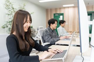 HIDANE最大の特徴は圧倒的なチーム力です！全員のベクトルが自分ではなく「仲間・顧客・業界」へと向く「利他性」が深く根付いています。大きな目標に対し、同じ価値観の仲間と熱量高く突き進む姿はまさに青春。サークル的な緩さはなく、目標達成のために本気でフィードバックし合える関係性が自慢です。困っている人がいれば手取り足取り教え、個人の成績よりチーム全体の目標達成を絶対優先。時には自己犠牲を厭わず仲間を助け合う、最高に温かくて強いプロフェッショナルなチームがここにはあります！