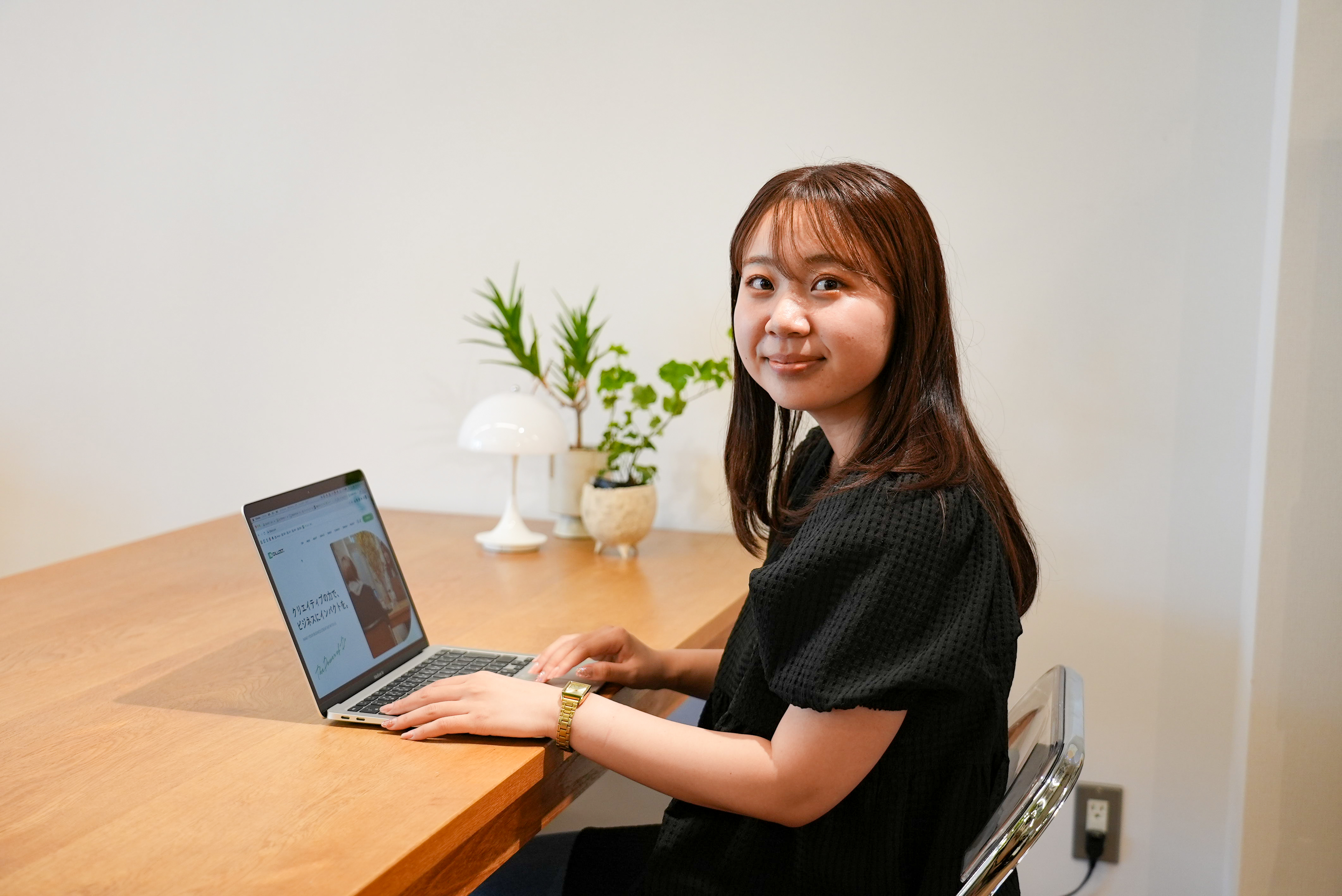 【社員インタビュー】自分の「スキ」が仕事になりました。/ デザイナー　越原涼香