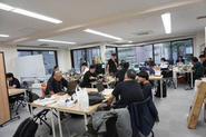 渋谷オフィスでの様子。開発エンジニアはフルリモートですが、業務拠点として国内に幾つかオフィスがあります。