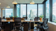 弊社の就業場所（WeWork 神谷町トラストタワー 23F）の一部写真です。仕事設備はもちろん、ドリンクやフードなども充実しており、最高のパフォーマンスを発揮することができます。（写真引用元：© WeWork 2026 https://x.gd/GE00B）