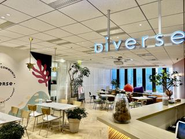 バリューを思い返せるように会議室の壁に描いています。リモートワークも行っていて、いかに良いアウトプットをスピード感もって出していけるかを意識しています。