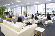 社内にはリフレッシュスペースを完備。今年中にはオフィス移転も決まっており、虎ノ門ヒルズ駅直結の虎ノ門ヒルズステーションタワーにある新オフィスで勤務が可能。フリーアドレス制を敷いた出社がより楽しくなるオフィスに進化します！