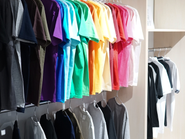 カラフルなTシャツを取りそろえています。