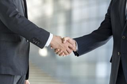 「全社コアバリュー表彰」「支社コアバリュー表彰」として、とくにコアバリューを体現した活動や行動をとった社員を社員が推薦し、年に一度表彰しています。