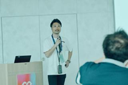 高校生のうちにアイデアをカタチにする経験を積むことが、日本から世界へ活躍する人材輩出につながります。だからこそ、なぜあなたがやるのかにとことん向き合い、アイデア仮説に対しても徹底的にメンタリングを行います。