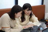 わからないことはすぐに周りに聞ける環境です！