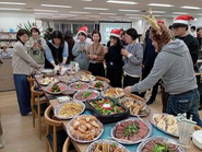 4半期に一度パーティーを実施し、おいしい料理を食べながら交流を深めています。