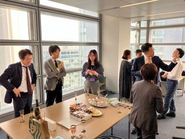 8月1日の設立に伴うパーティをオフィス内で行いました。ガラス張りのオフィスから見える深紅の夕焼けに浮かぶ東京タワーが、これからの私たちの闘志を表すようでした！