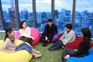 東京タワーが目の前にある開放的なオフィスで、yogiboスペースもあります
