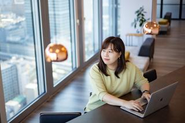 未来の『働く』を創り出すには、自由な発想とオープンな議論が不可欠です。私たちは日々のコミュニケーションを大切にし、お互いを高め合えるチームを目指しています。