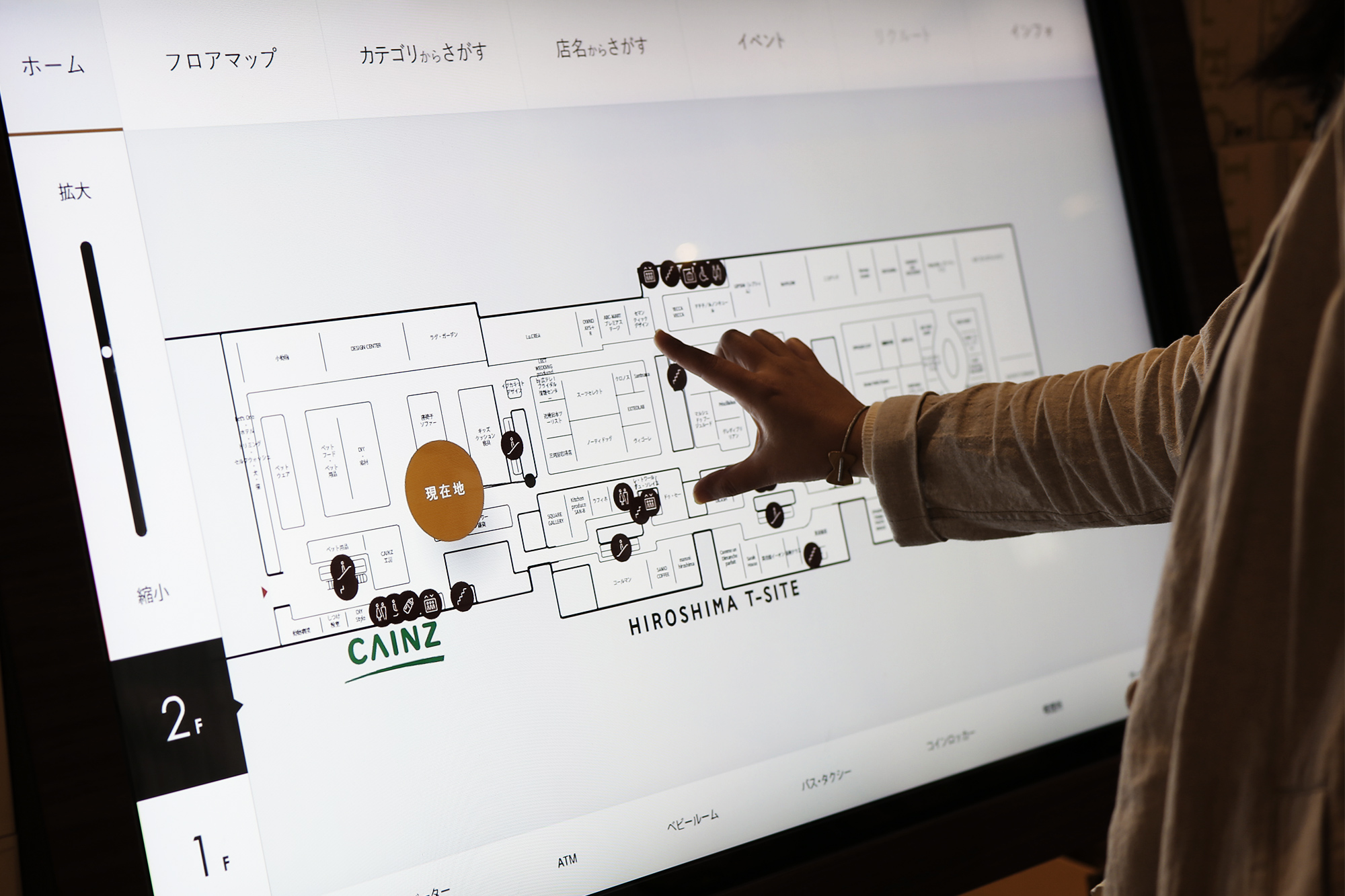 大型モールのタッチサイネージ開発