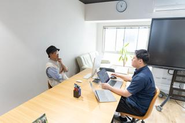 一人で悩まず、気軽に相談できる環境です。仕様やアイデアも、その場で話し合いながら進めています。