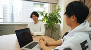カフェ風の会議室でミーティング中です。