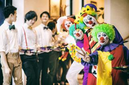 このピエロ、実はスタッフです。新郎新婦、ゲストの皆様を楽しませるぞ！
